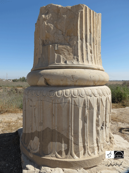 یکی از ته ستون های سنگی کاخ آپادانا